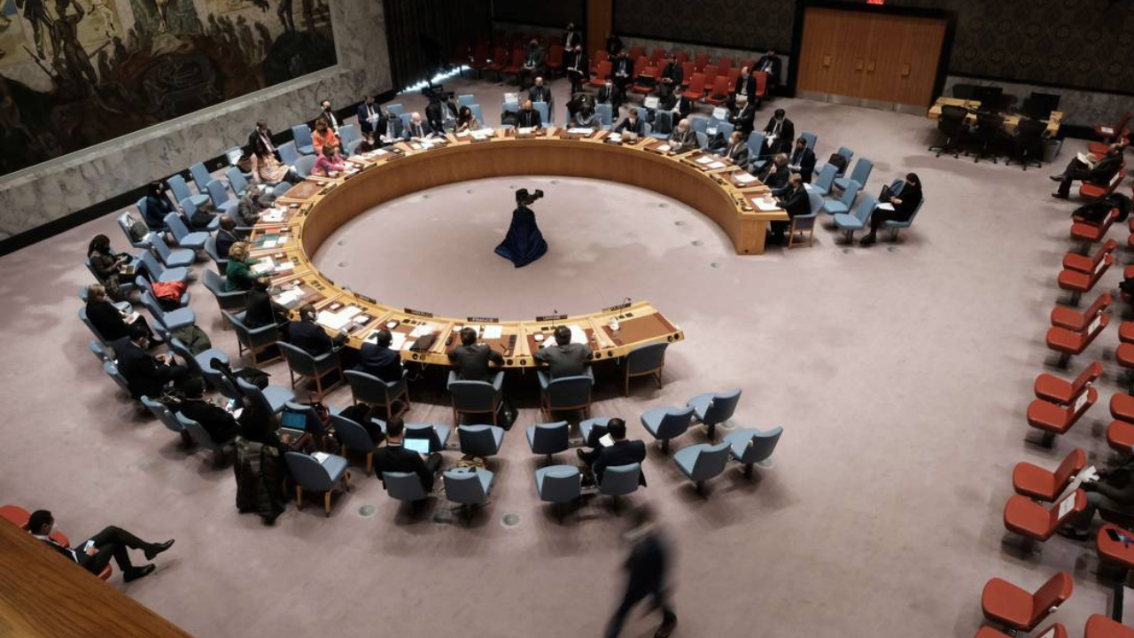 Foto de reunião na ONU com os representantes dos países. Há um círculo com três fileiras de cadeiras ao redor e os embaixadores sentados no lugar.