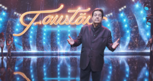 Foto de Faustão com um terno e calça preta. Ao fundo há o estúdio do programa 'Faustão na Band'.