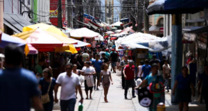 Foto de pessoas na rua