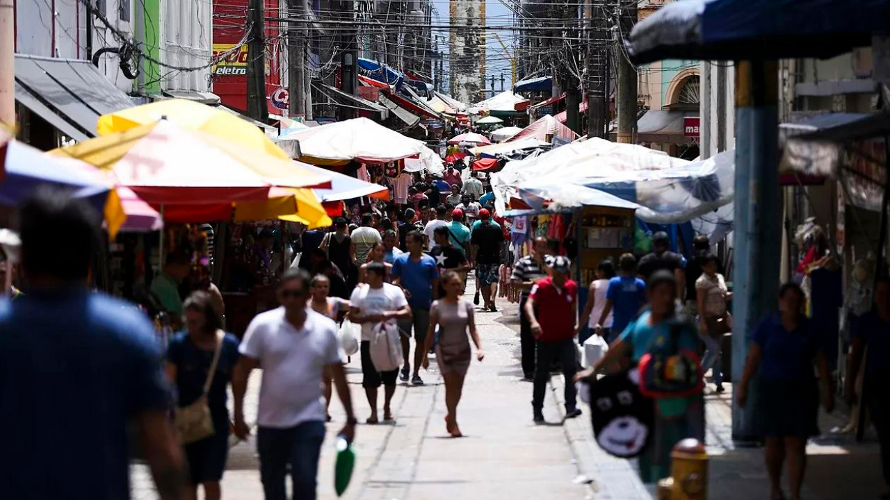 Foto de pessoas na rua