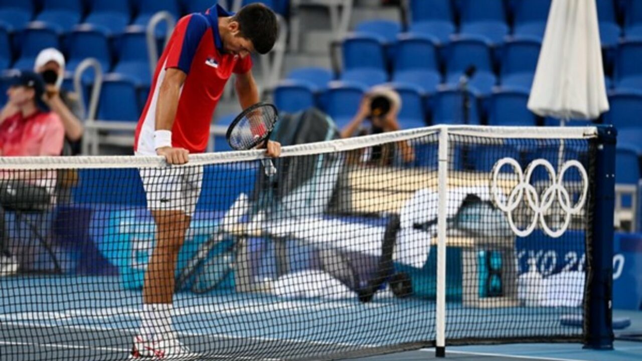 Novak Djokovoc lamenta ponto perdido na disputa do bronze no tênis masculino em Tóquio 