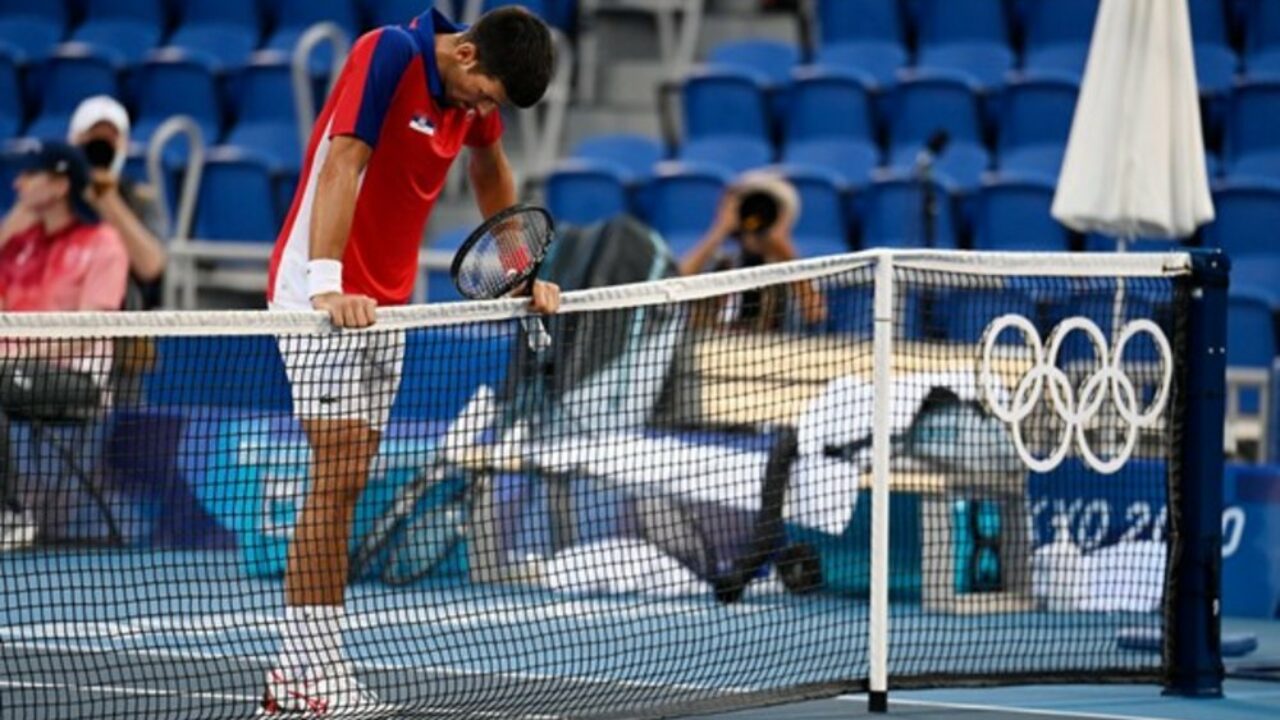 Novak Djokovoc lamenta ponto perdido na disputa do bronze no tênis masculino em Tóquio