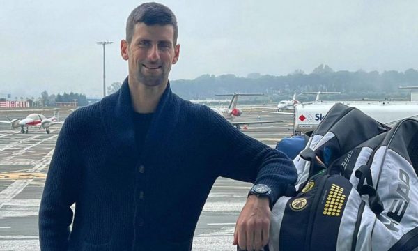 Registro postado nas redes sociais por Djokovic antes do embarque para Melbourne