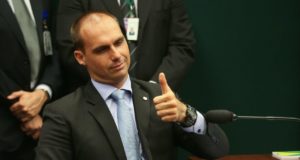 Eduardo Bolsonaro fazendo joia