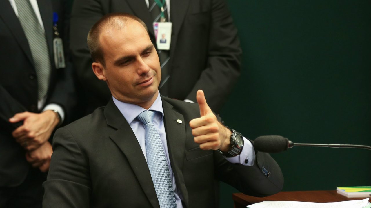 Eduardo Bolsonaro fazendo joia