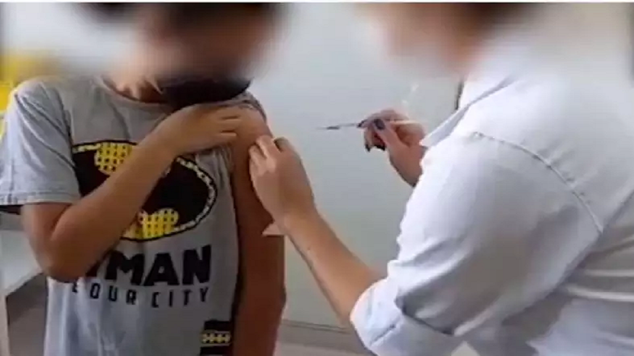 Enfermeira finge aplicar vacina