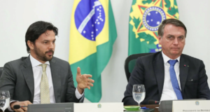 Fábio Faria e Bolsonaro sentados lado a lado