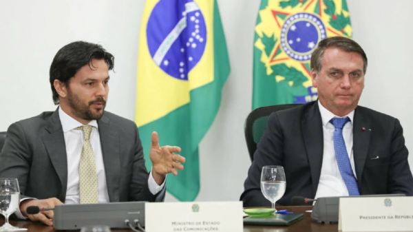 Fábio Faria e Bolsonaro sentados lado a lado