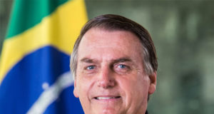 Página promete retirar um pouco da faixa presidencial de Bolsonaro todos os dias. Imagem: Reprodução/Twitter