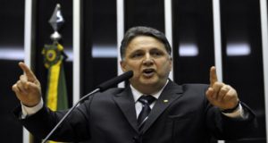 Garotinho discursando em tribuna.