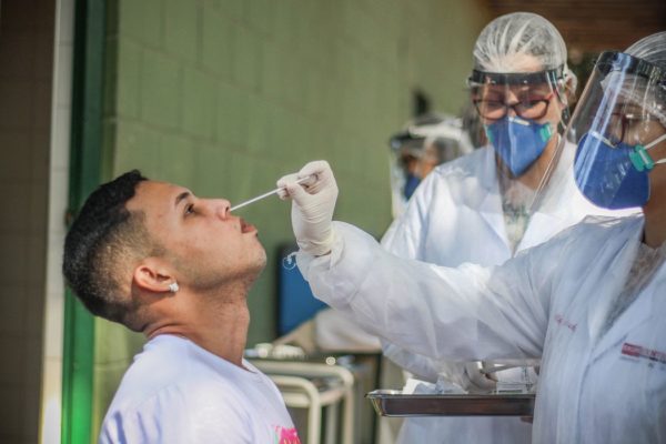 Jovem sendo testado para a Covid-19