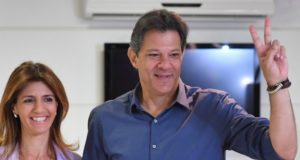 Ana Estela ao lado de Haddad
