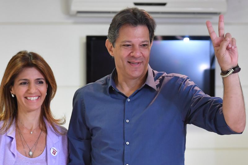 Ana Estela ao lado de Haddad