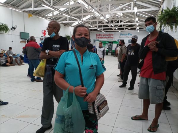 Luana aguarda para tomar o café da manhã no centro comunitário da paróquia de Sçao Miguel Arcanjo, na Mooca