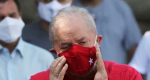 Lula de máscara e roupa vermelha