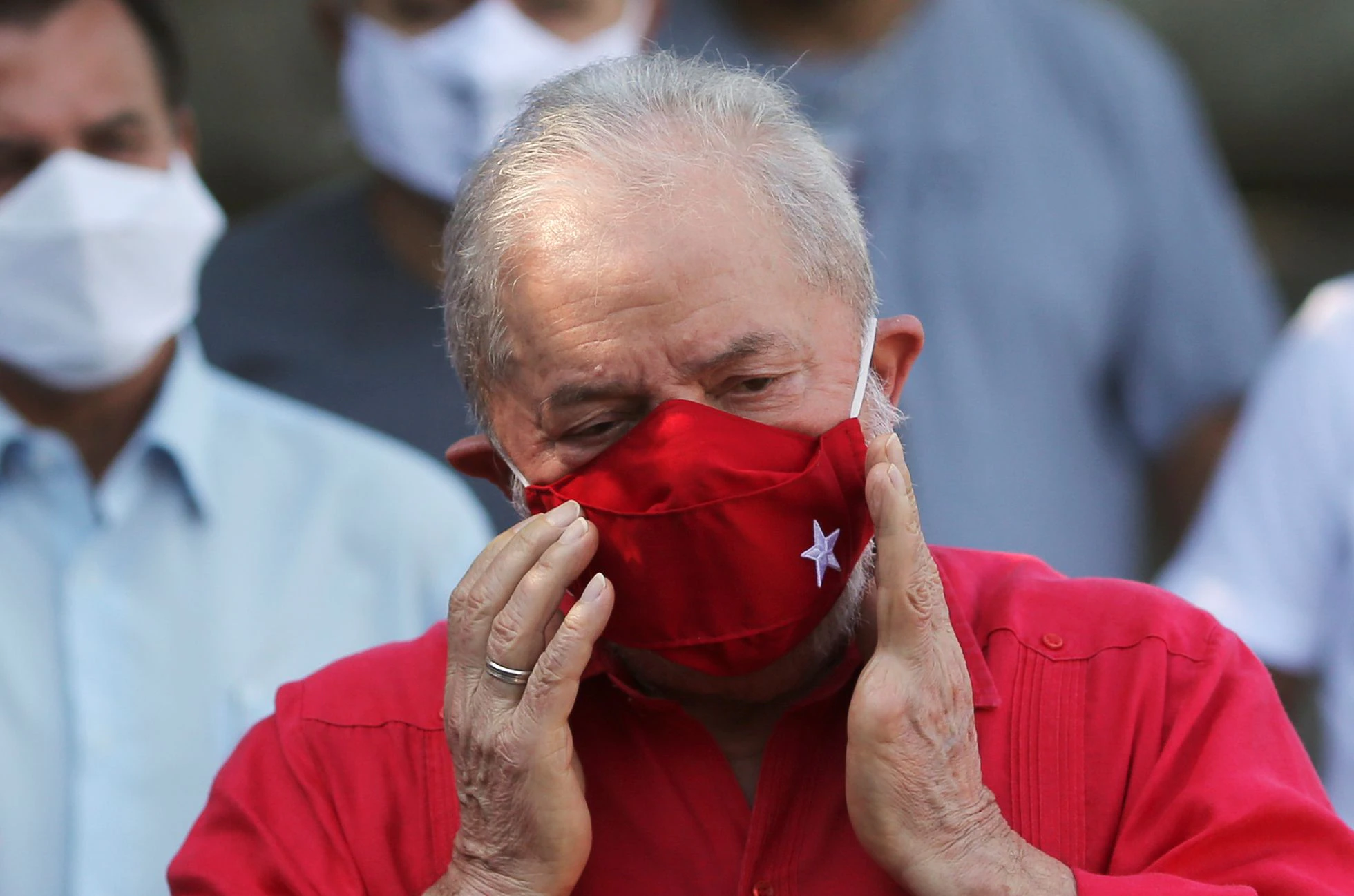 Lula de máscara e roupa vermelha