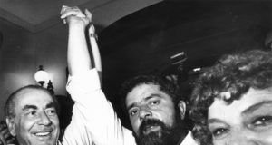 Lula e Brizola com os braços erguidos