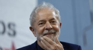 Lula sorrindo vai dar entrevista ao DCMTV