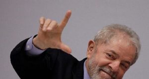 Lula fazendo "L"