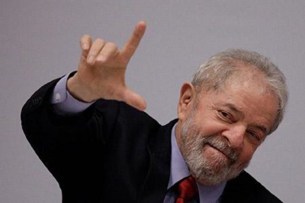 Lula fazendo "L"