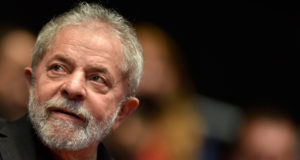 Lula olhando para o alto