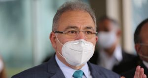 Queiroga de máscara em entrevista coletiva