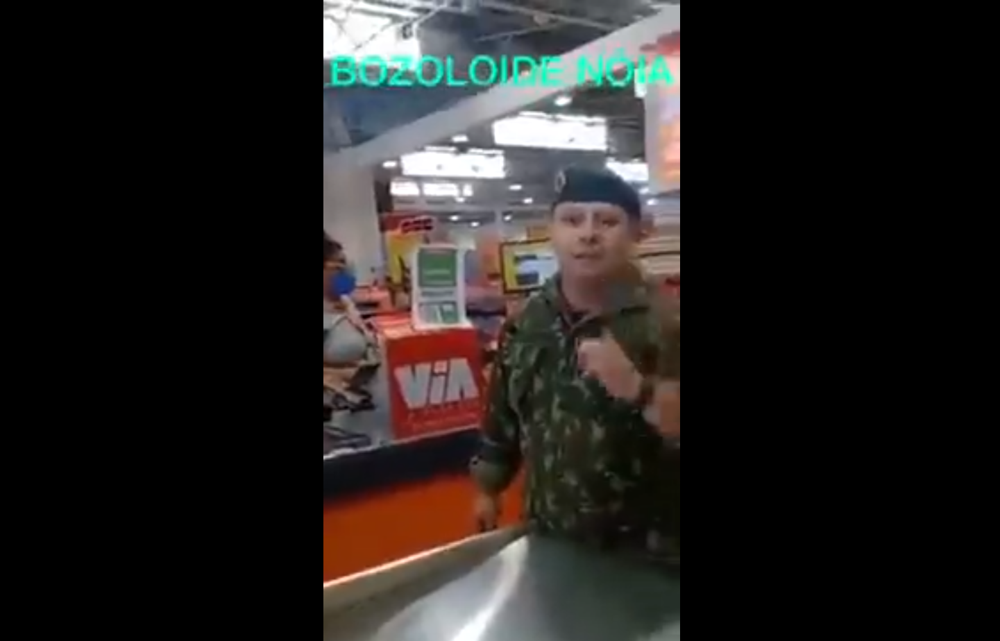 Homem fardado diz que mulher tem "três dias para morrer", em supermercado no Rio Grande do Sul. Imagem: Reprodução