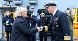 A ministra da Defesa alemã, Christine Lambrecht, cumprimenta o vice-almirante Kay-Achim Schönbach, então chefe da Marinha.