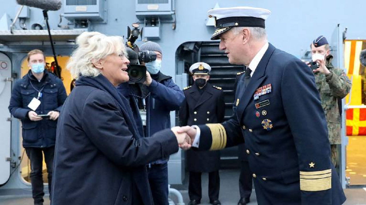 A ministra da Defesa alemã, Christine Lambrecht, cumprimenta o vice-almirante Kay-Achim Schönbach, então chefe da Marinha.