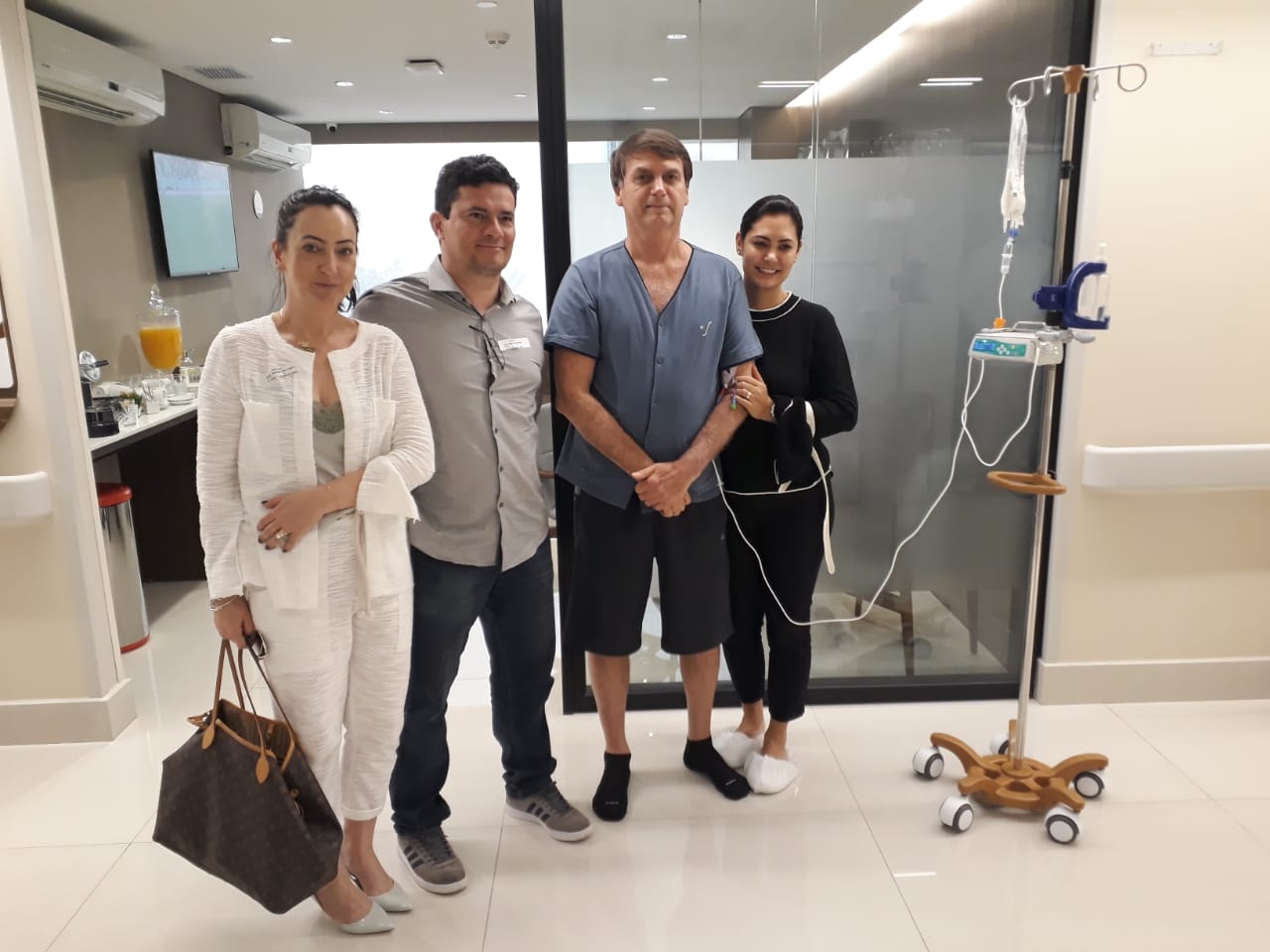 Moro ao lado de Bolsonaro e sua esposa