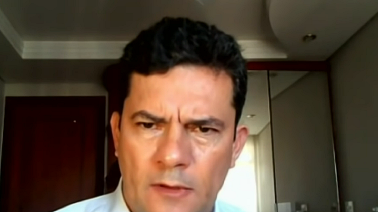 Moro sentado com cara de bravo