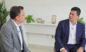 Jornalista Heron Cid, da Rede Mais, durante entrevista com Sergio Moro.