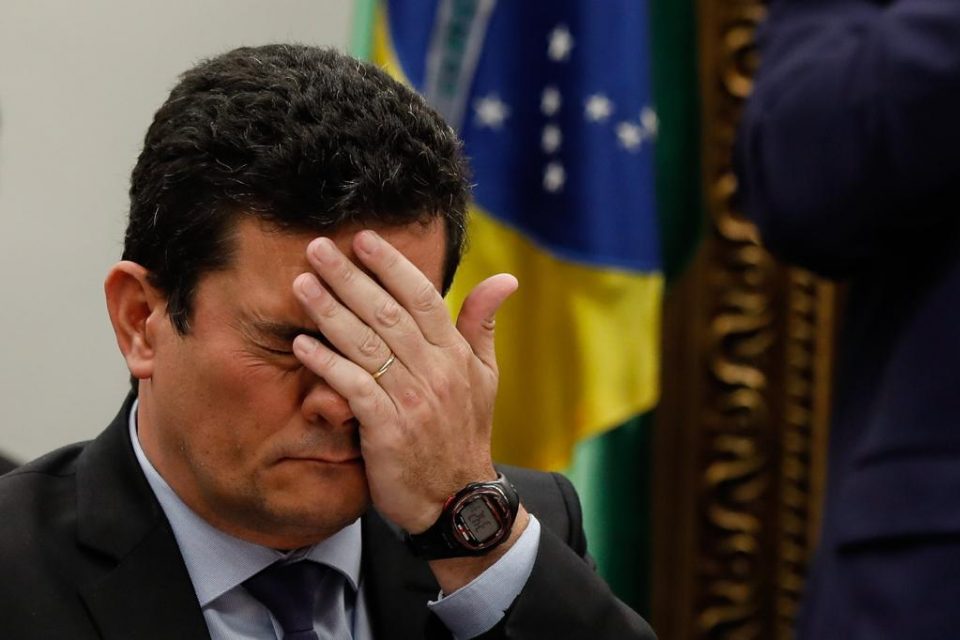 Moro com a mão no rosto