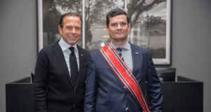 Moro ao lado de Doria sorridentes