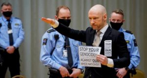 O terrorista Anders Behring Breivik, no julgamento sobre seu pedido de liberdade condicional. Foto: NTB/Reuters