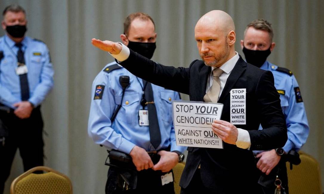 O terrorista Anders Behring Breivik, no julgamento sobre seu pedido de liberdade condicional. Foto: NTB/Reuters