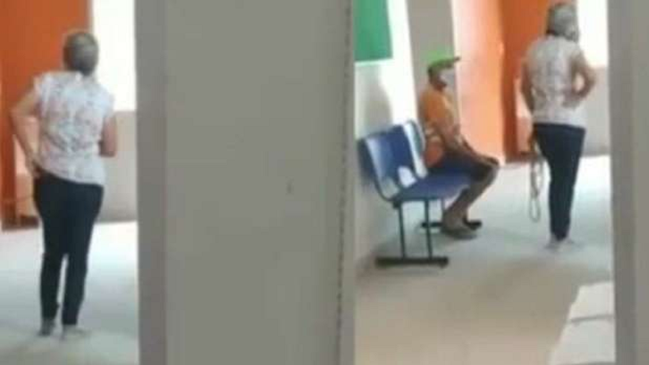 Negacionista amarrado para tomar vacina