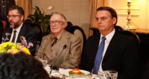 Bolsonaro e Olavo de Carvalho reunidos em um jantar
