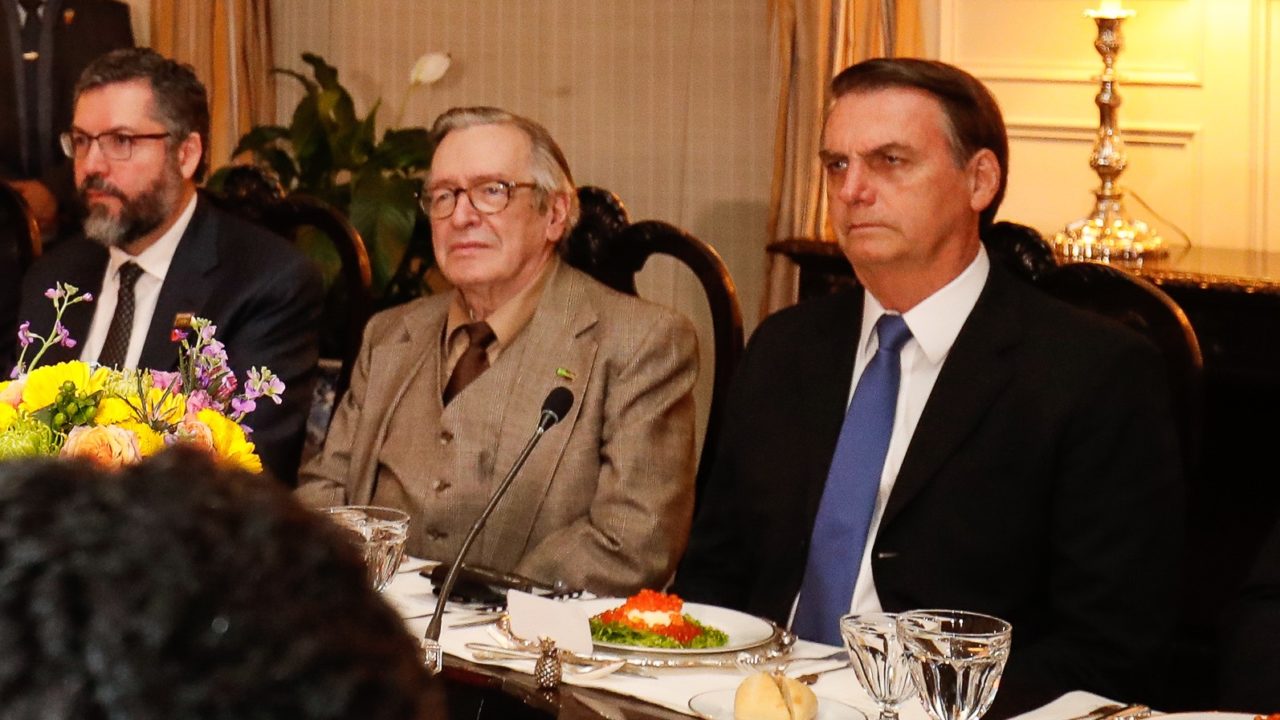 Bolsonaro e Olavo de Carvalho reunidos em um jantar