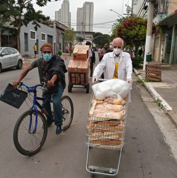 Padre Julio Lancellotti empurra o carrinho pelas ruas da Mooca para levar café da manhã aos moradores de rua