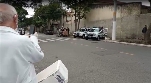 Padre Julio fotografa guardas municipais