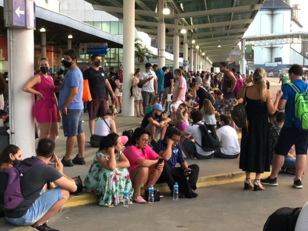 Milhares de passageiros aguardaram durante todo o domingo para saber se poderiam embarcar no cruzeiro