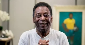 Pelé sorrindo e segurando as mãos