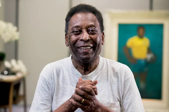 Pelé sorrindo e segurando as mãos