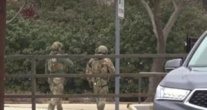 Policiais na Congregação Beth Israel em Colleyville, Texas.