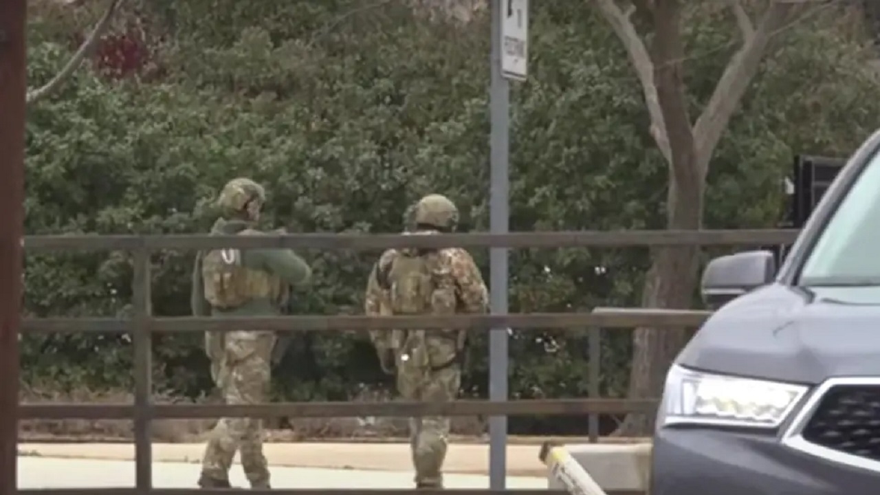 Policiais na Congregação Beth Israel em Colleyville, Texas.