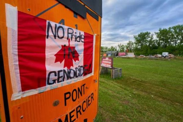 Protesto no Canadá contra genocídio cultural de povos indígenas.