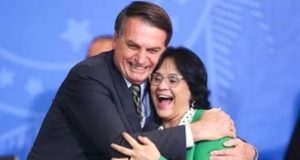 A imagem de Bolsonaro abraçando Damares