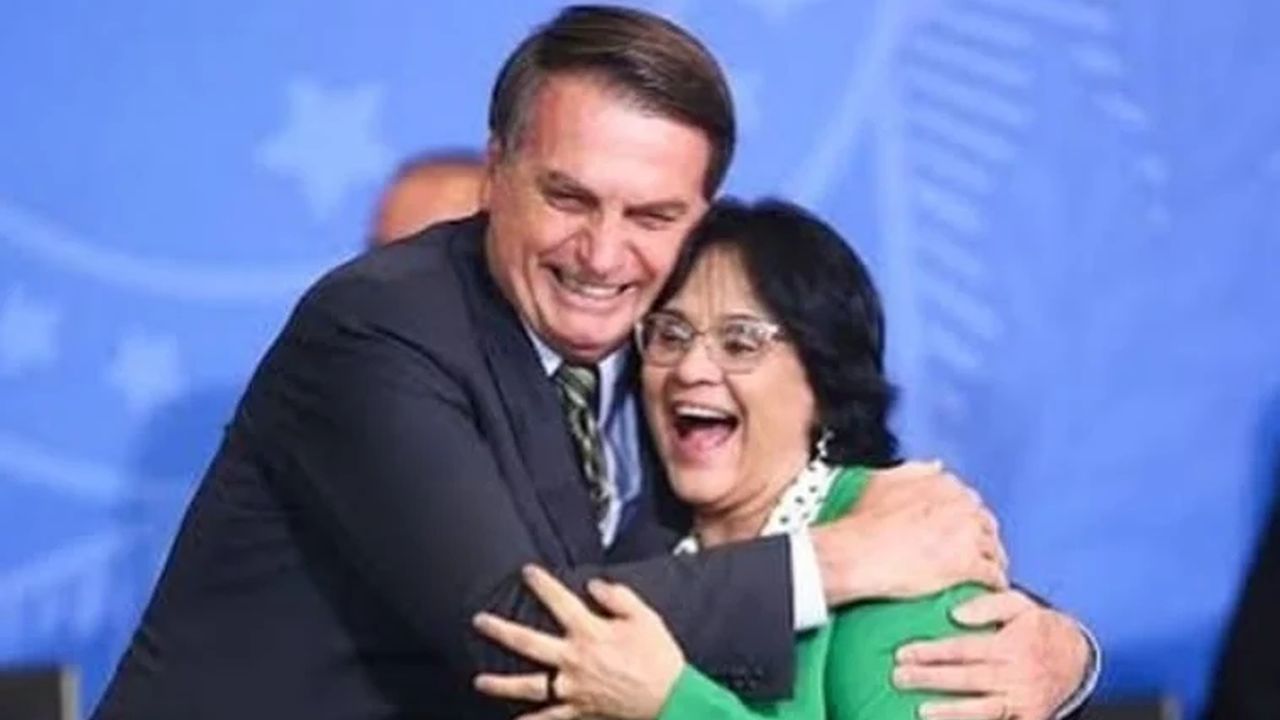 A imagem de Bolsonaro abraçando Damares