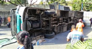 A imagem do ônibus tombado